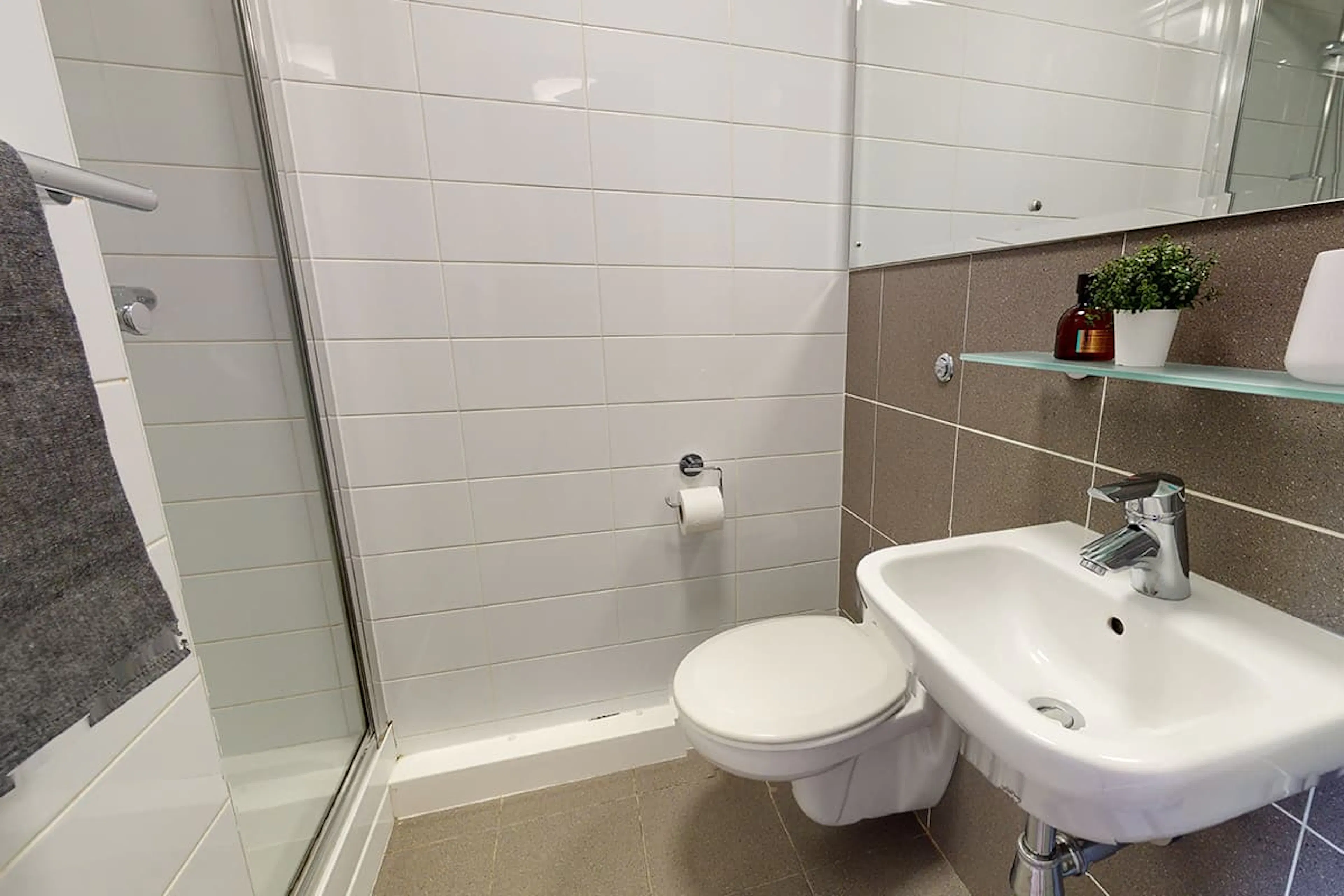 Bronze Studio BATHROOM 3