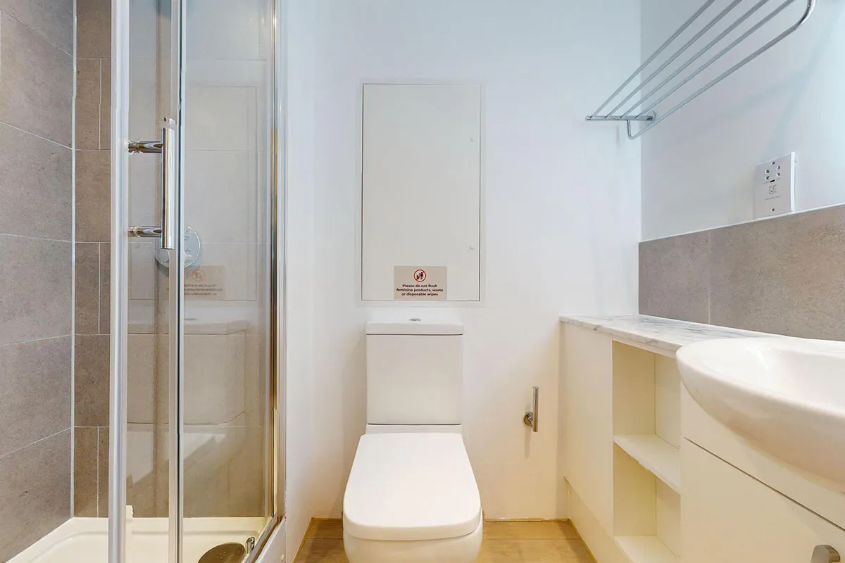 Bronze Studio BATHROOM 2