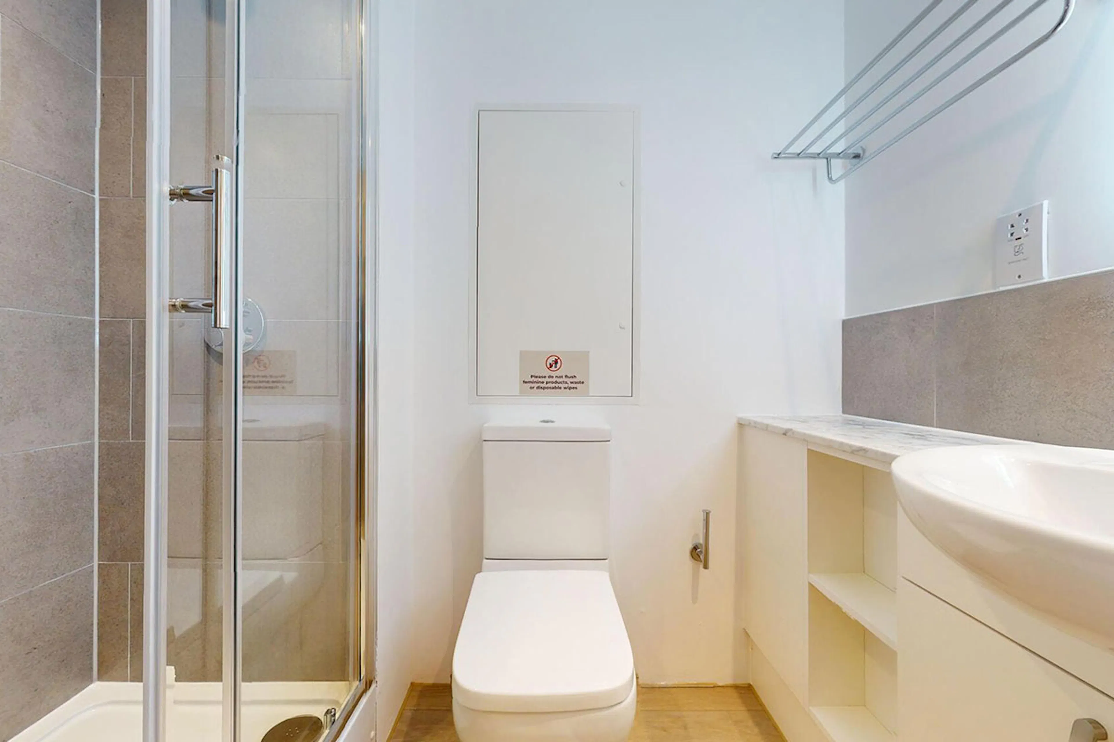 Bronze Studio BATHROOM 2