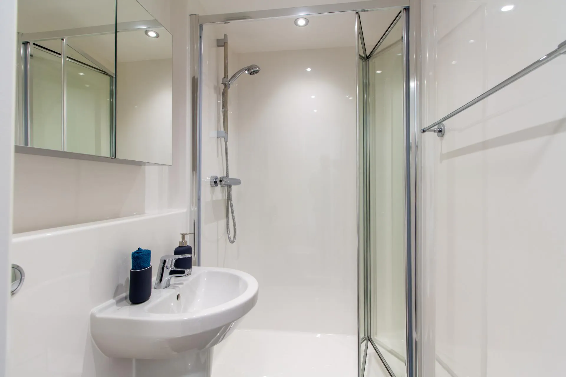 Bronze Studio BATHROOM 2