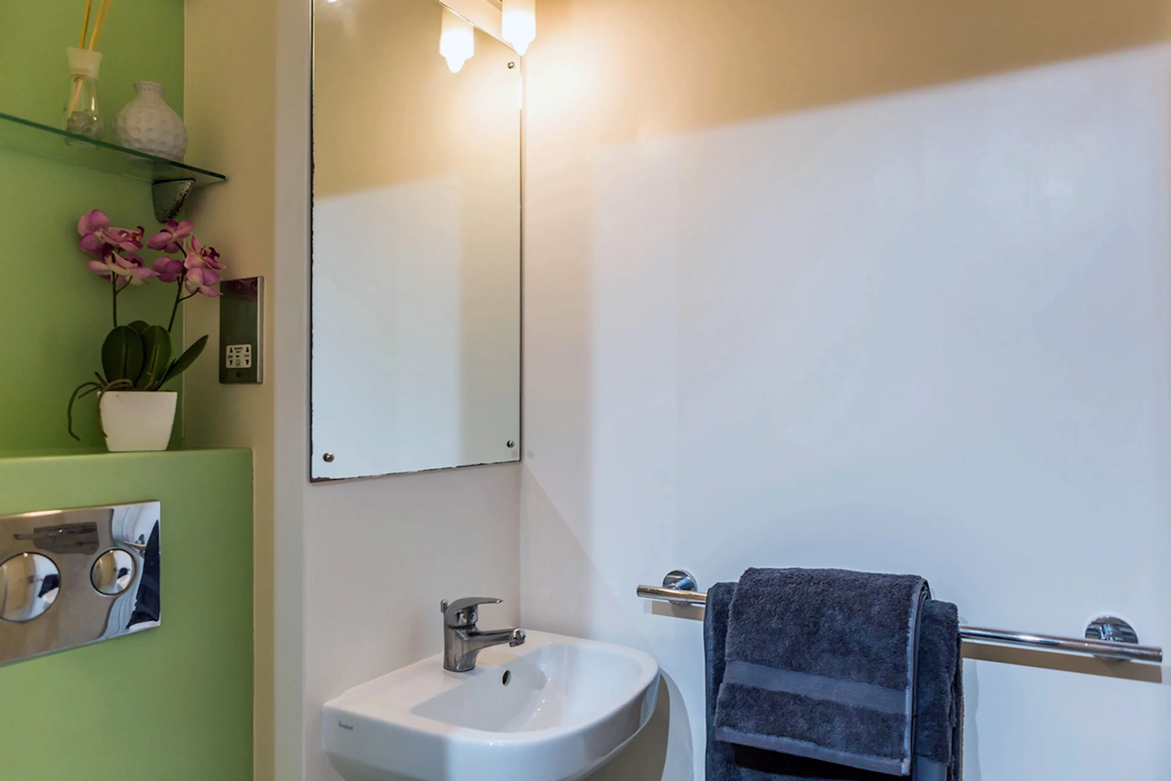 Bronze Studio Mid Level BATHROOM 2