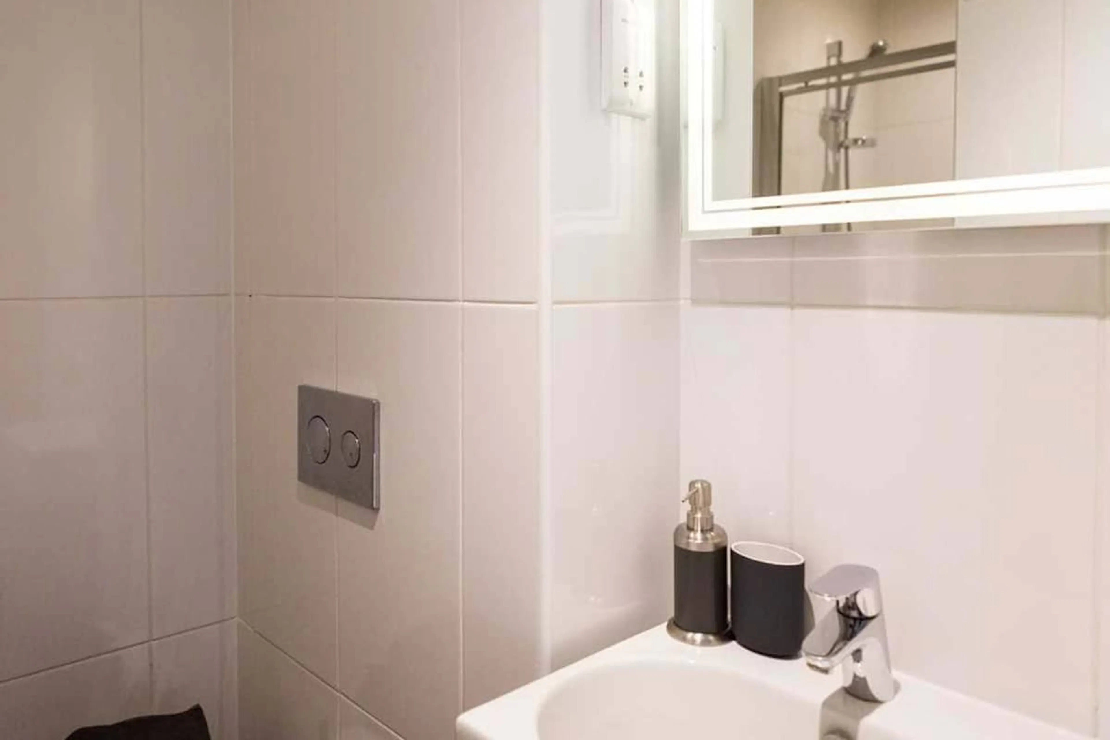 Bronze Studio Mid Level BATHROOM 4