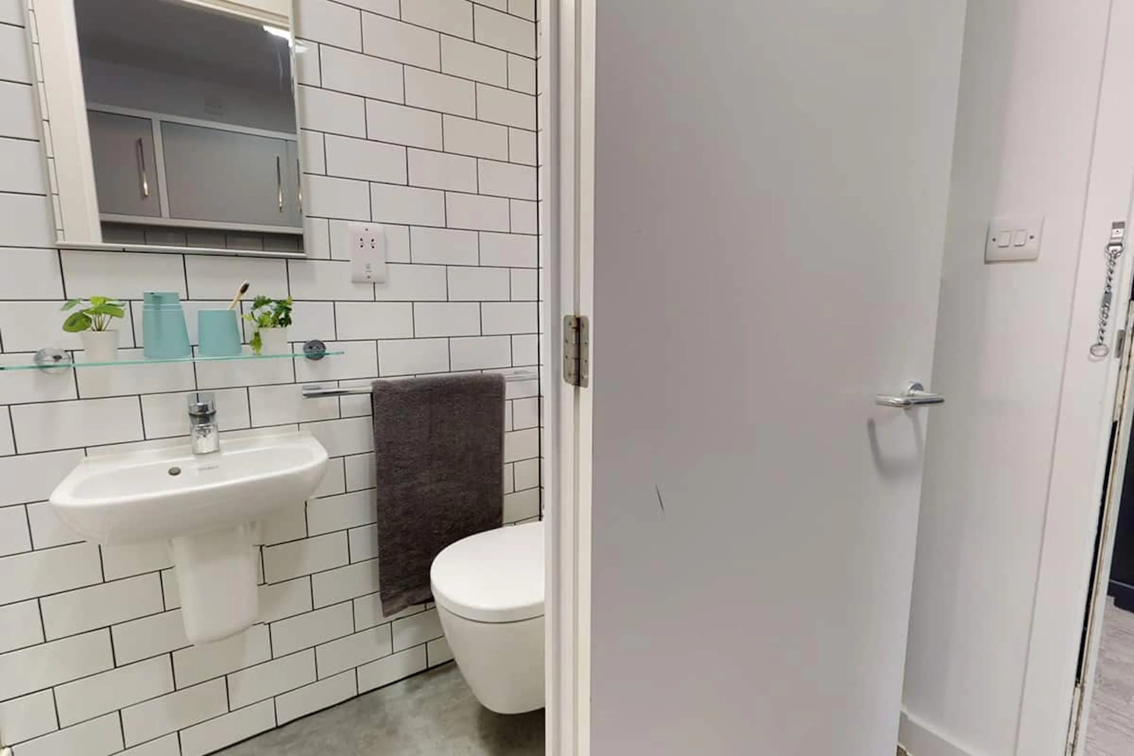 Bronze Studio Mid Level BATHROOM 2