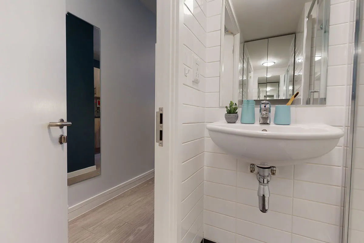 Bronze Studio Plus BATHROOM 2