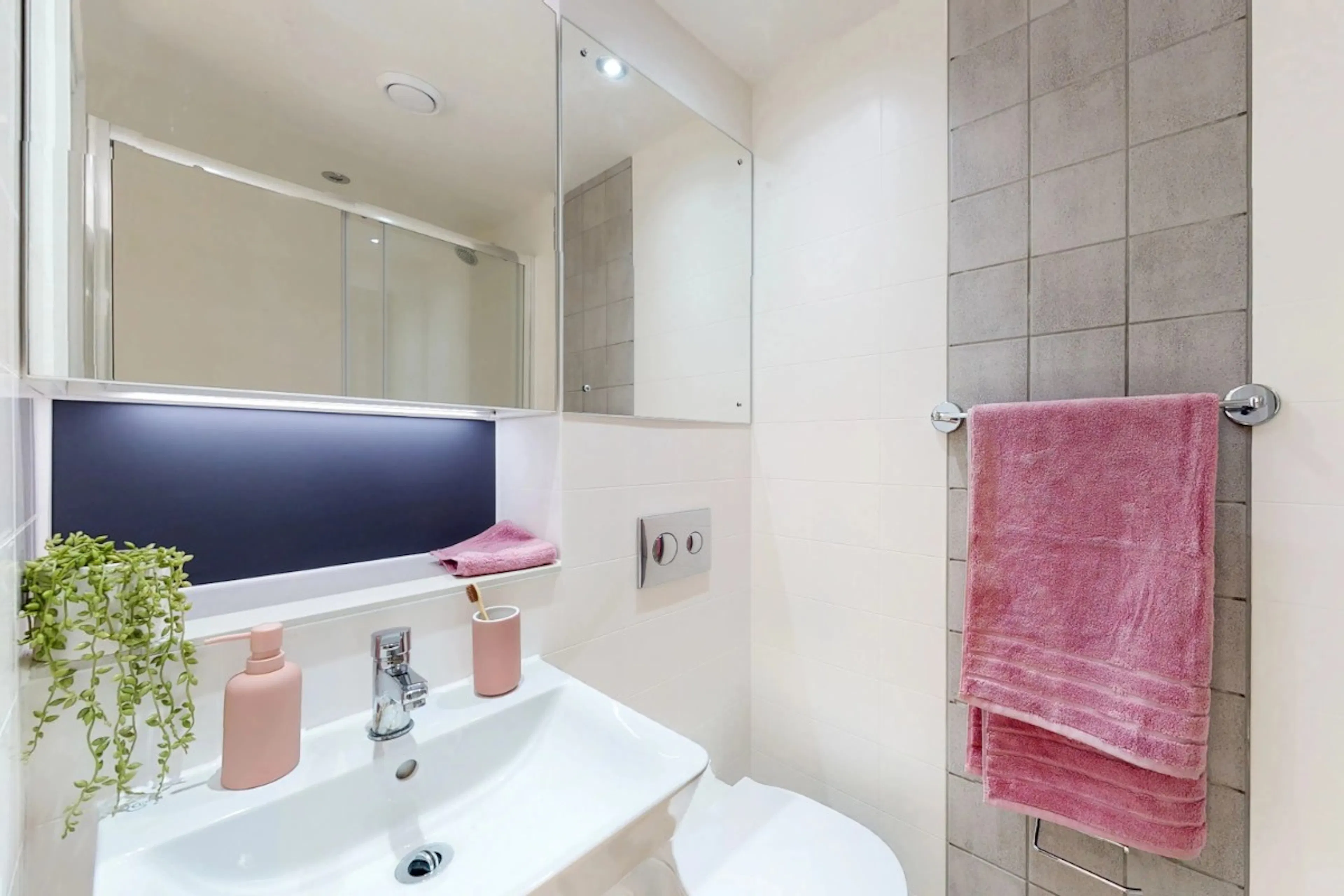 Bronze Studio Upper Level BATHROOM 2