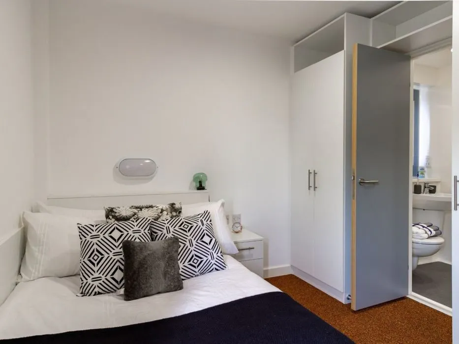 Bronze Studio ROOM 1