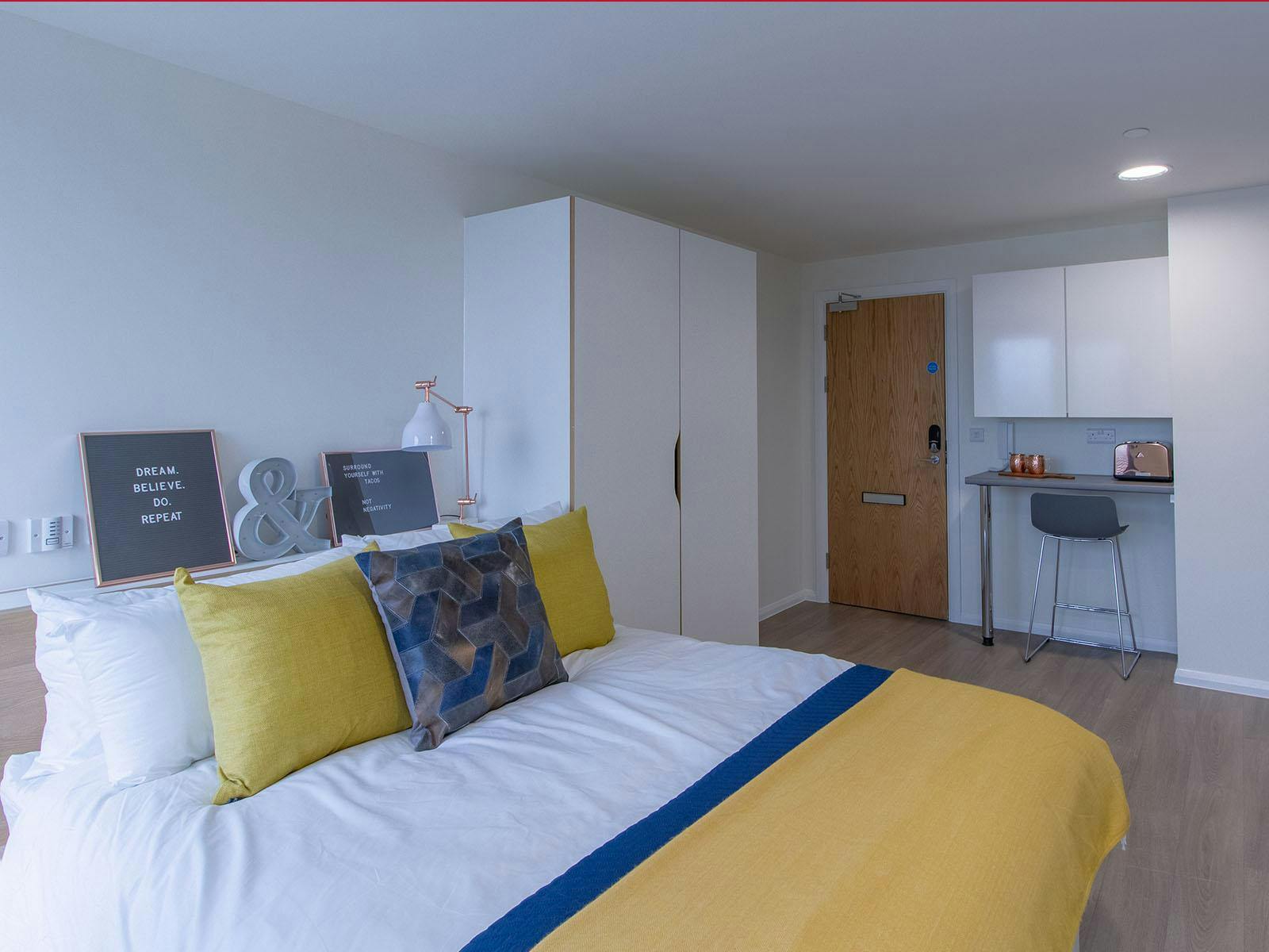 Gold Plus Studio (Cardiff Bay South View)