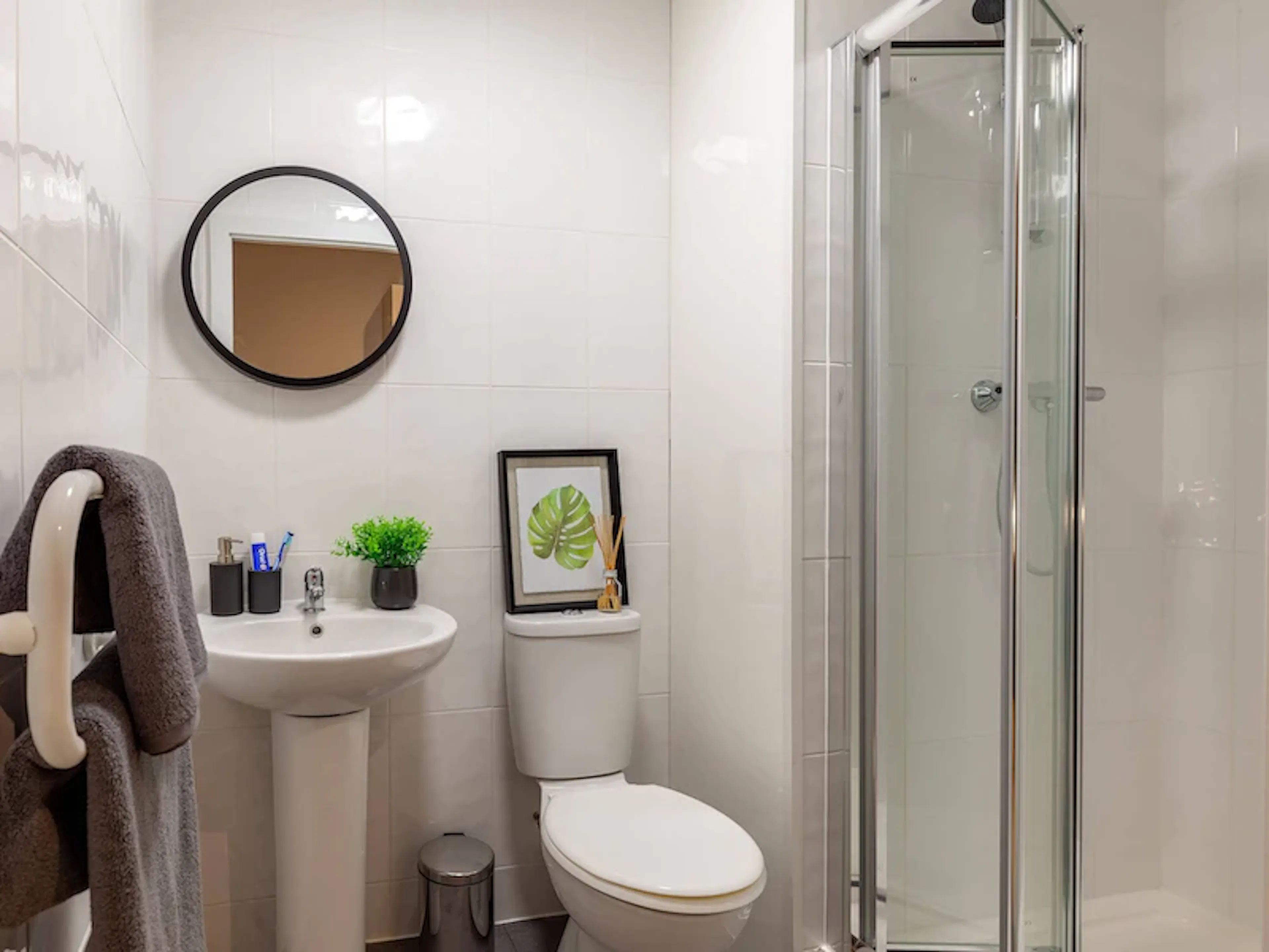 Bronze Studio BATHROOM 2