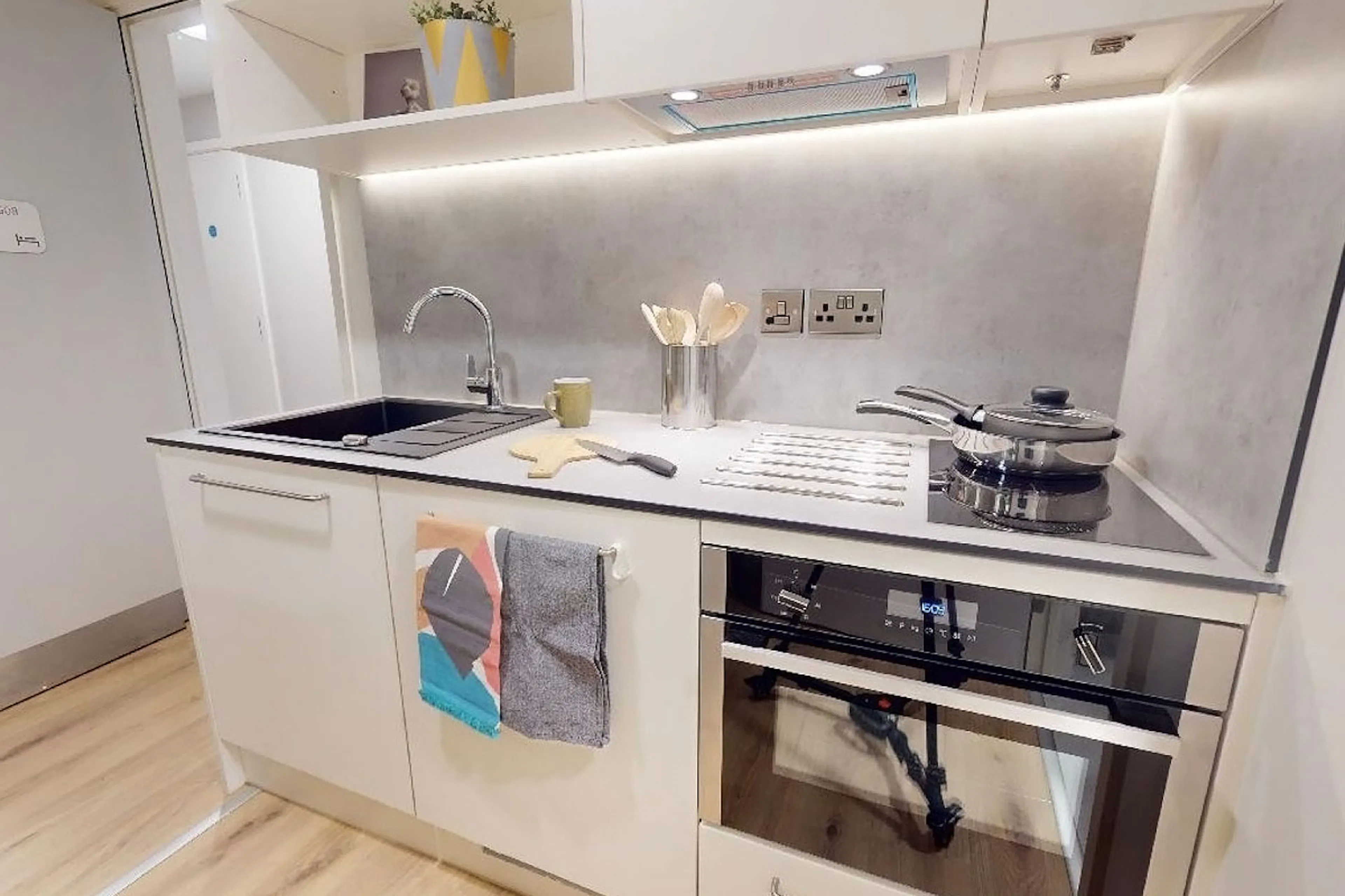 Bronze 2 Bed Apartment Plus KITCHEN 1