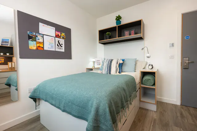 Bronze Shared House room image 1