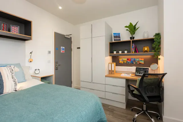 Bronze Shared House room image 2