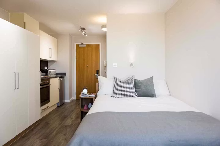 south-bank-residence-london-Bronze Studio Mid Level-1