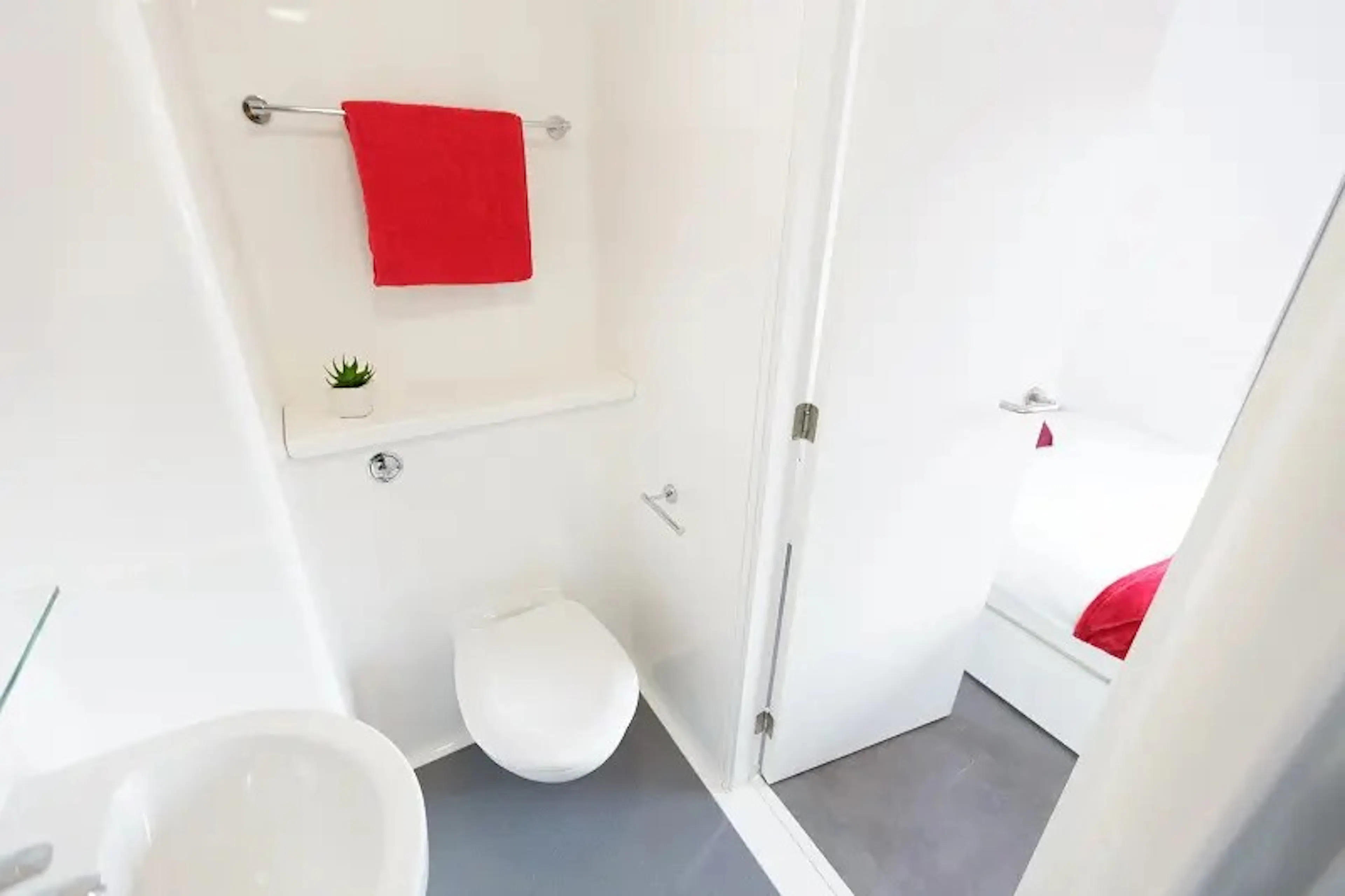 Bronze En-suite (Lower Levels) BATHROOM 2