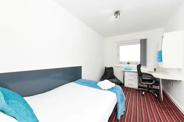 Three Bed Bronze room image 1