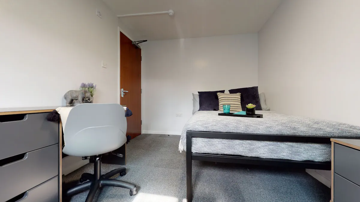 Classic 5 Bed ROOM