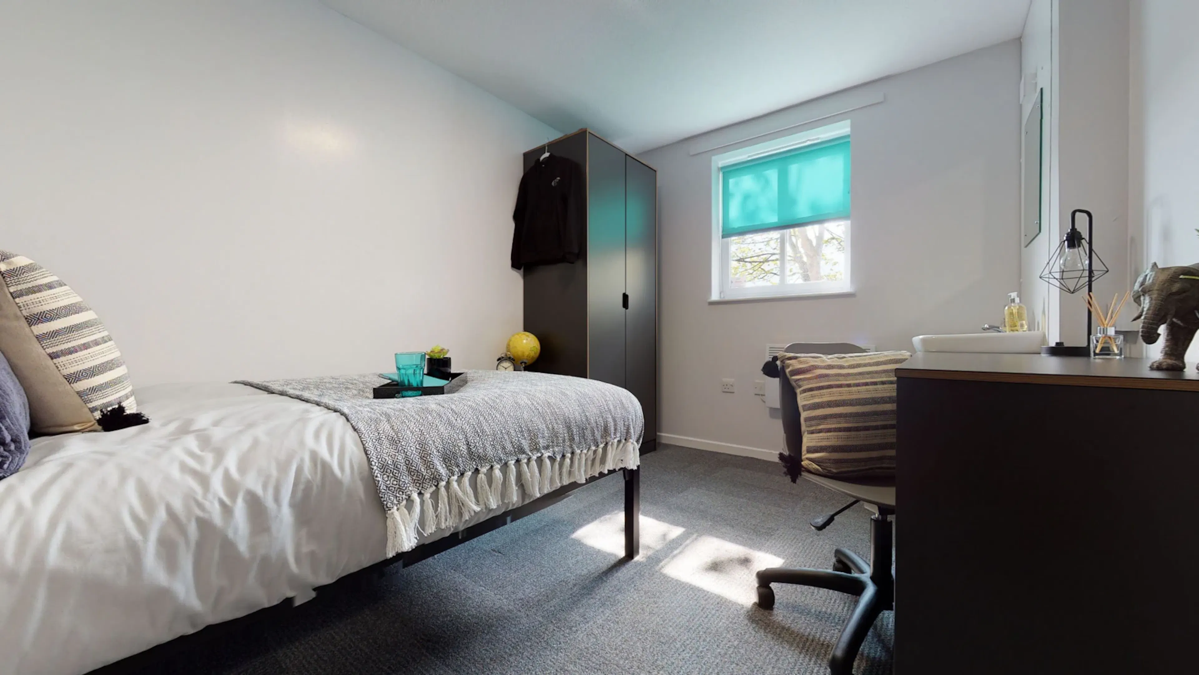 Classic 5 Bed ROOM 1