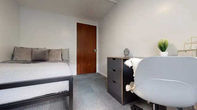 Classic 6 bed room image 1