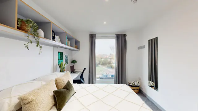 Canal View - En-Suite room image 2