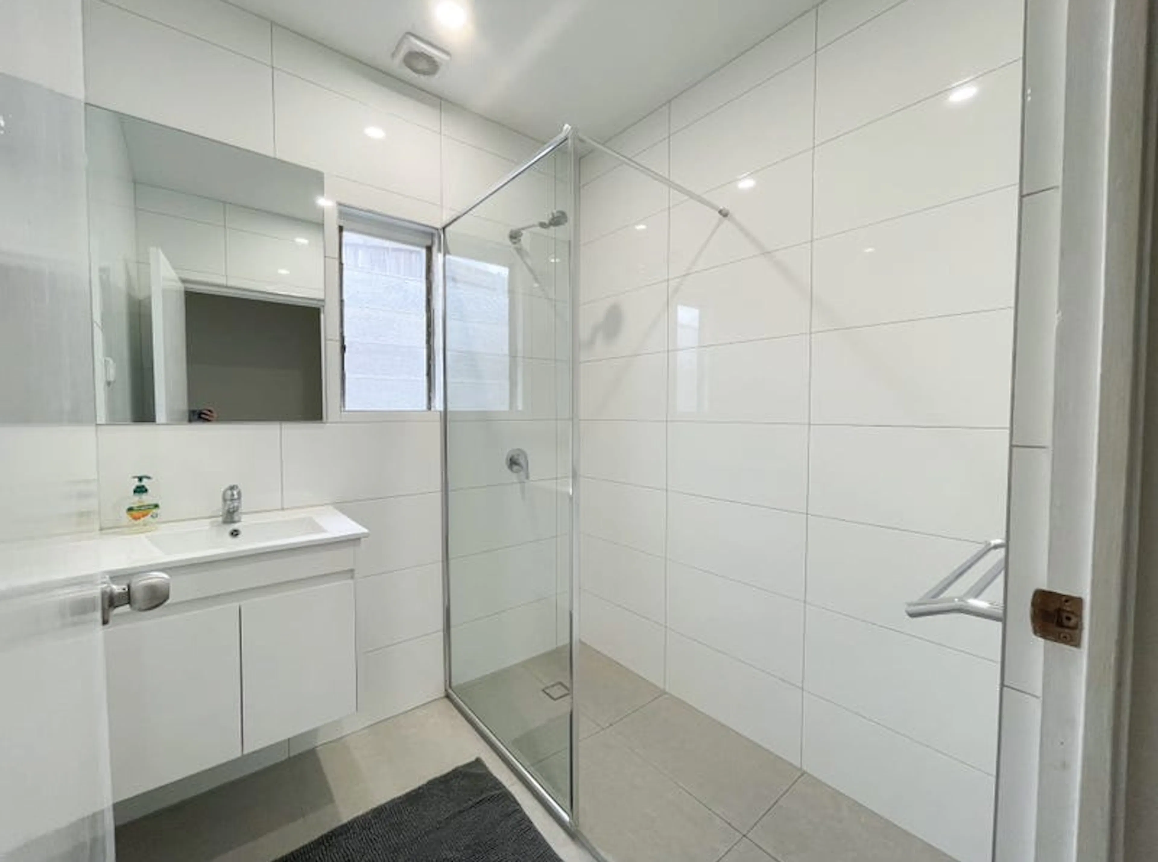 Cheery Single Room BATHROOM 3