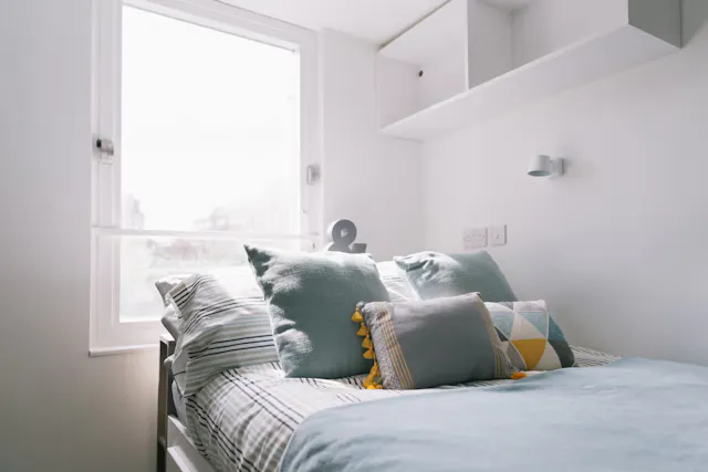 Basic 5 Bed Apartment room image 1