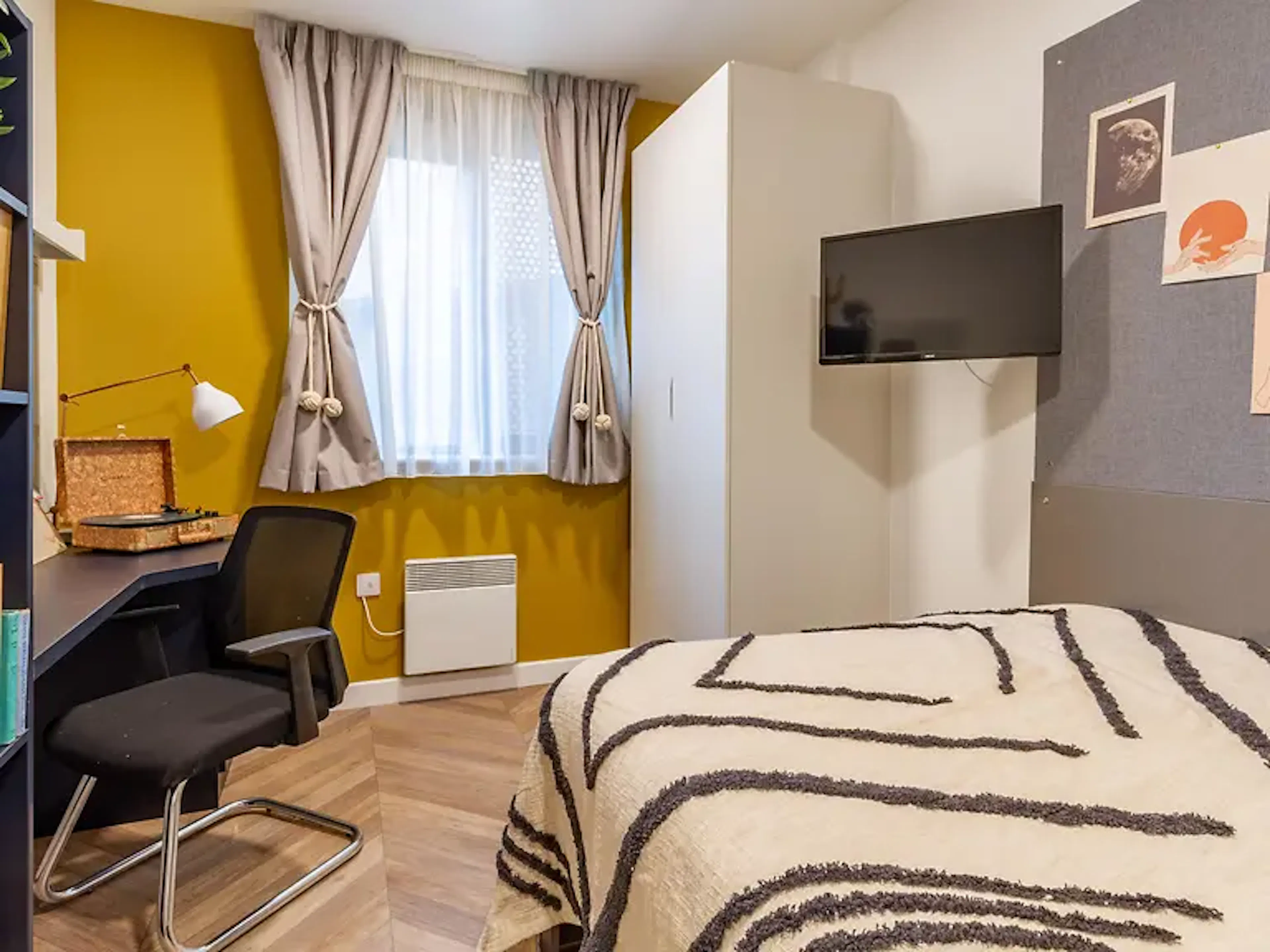 Classic - 2 Bed Flat ROOM 1