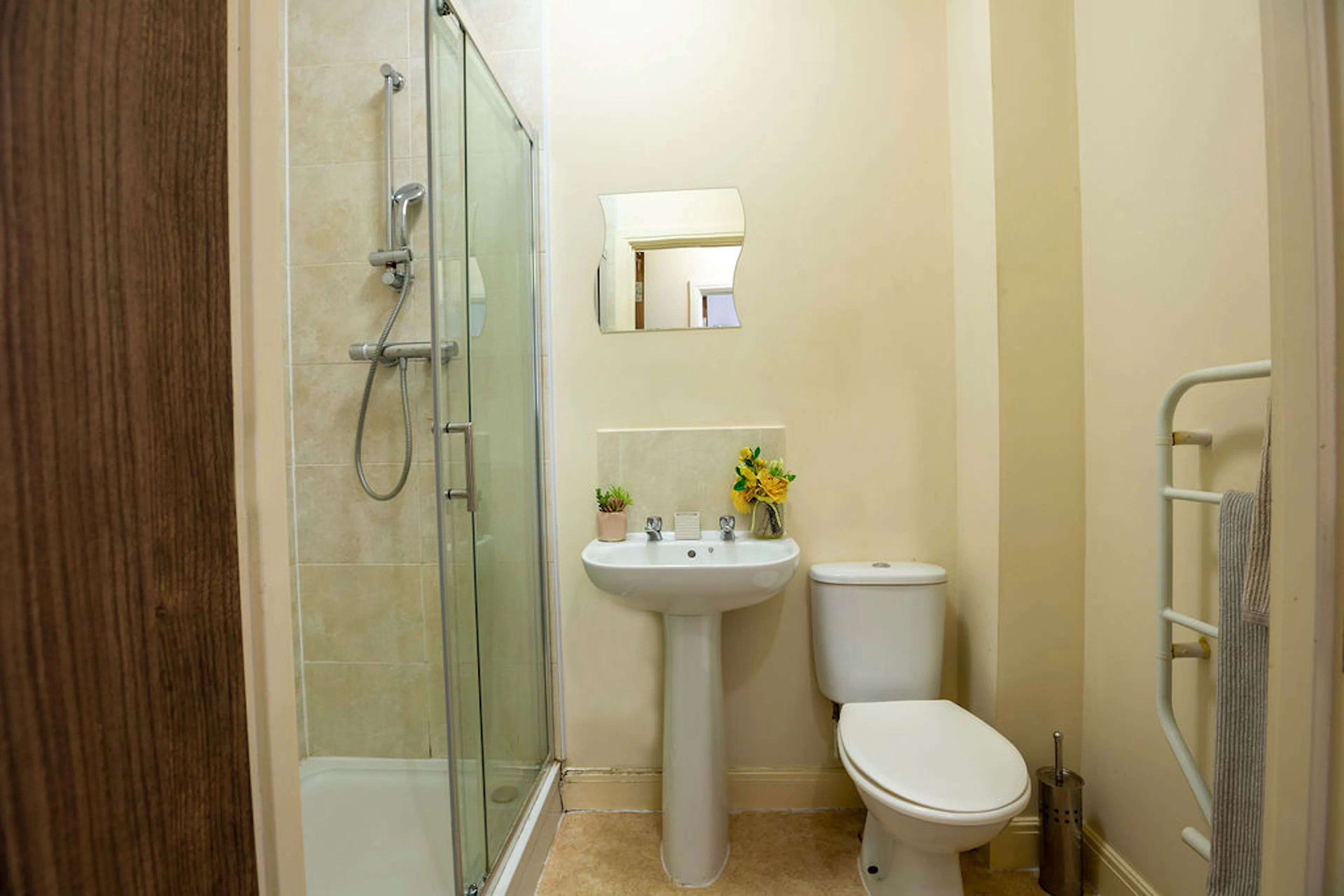 Classic 1 Bed Apartment BATHROOM 2