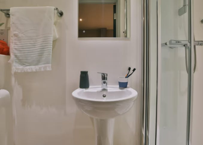 Classic 2 Bed Apartment - Shared Bathroom