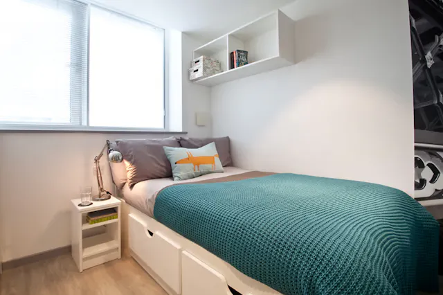 Classic 2 Bed Apartment - Shared Bathroom room image 1
