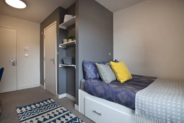 Classic 3-4 Bed Apartment room image 1