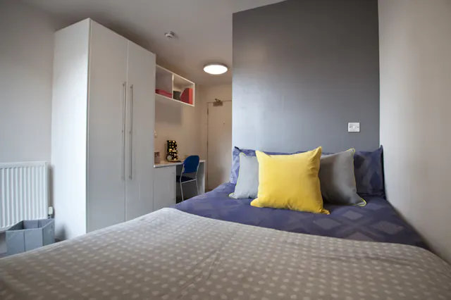 Classic Bigger 3-4 Bed Apartment room image 3