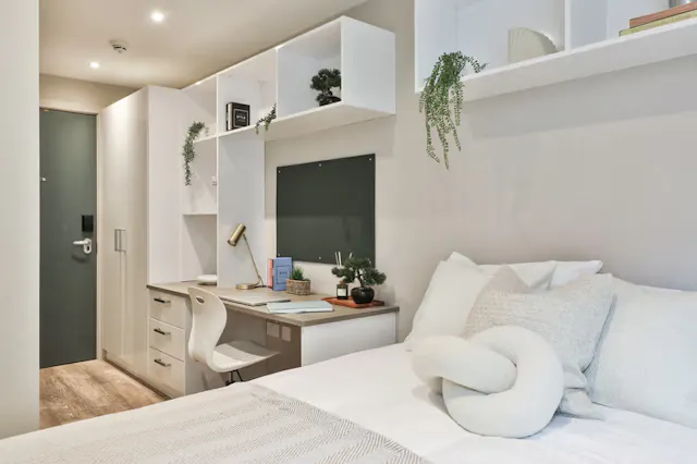 Classic 4 Bed Apartment room image 2