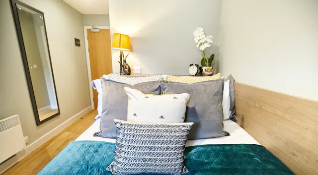 Classic 5 Bed Ensuite room image 1
