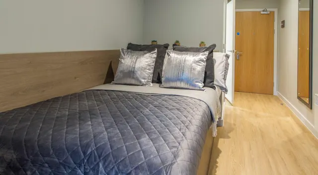 Classic 5 Bed Ensuite room image 2