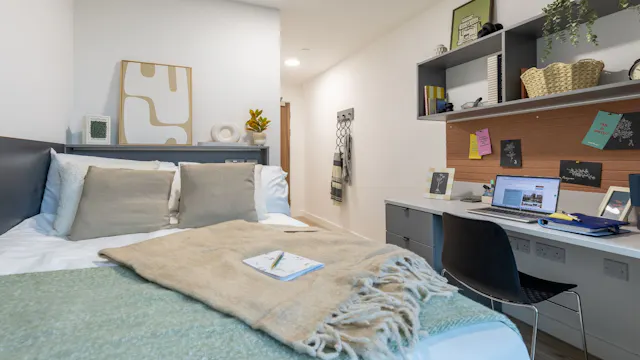 Classic 5 Bed Ensuite room image 1