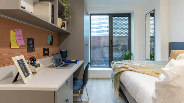 Classic 5 Bed Ensuite room image 2