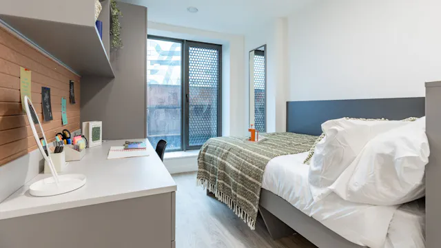 Classic 6 Bed Ensuite room image 2