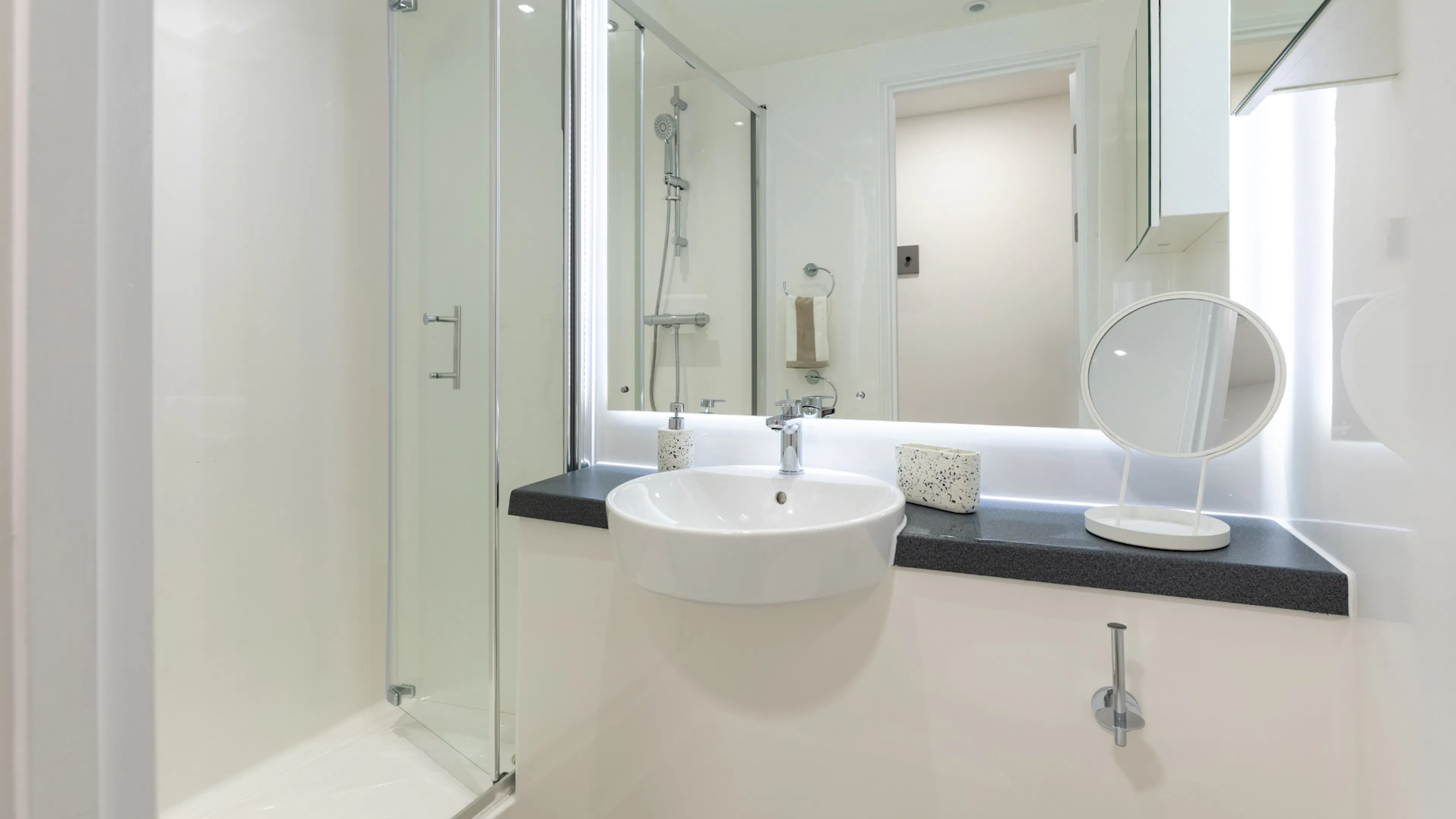 Classic 8 Bed Ensuite BATHROOM 2
