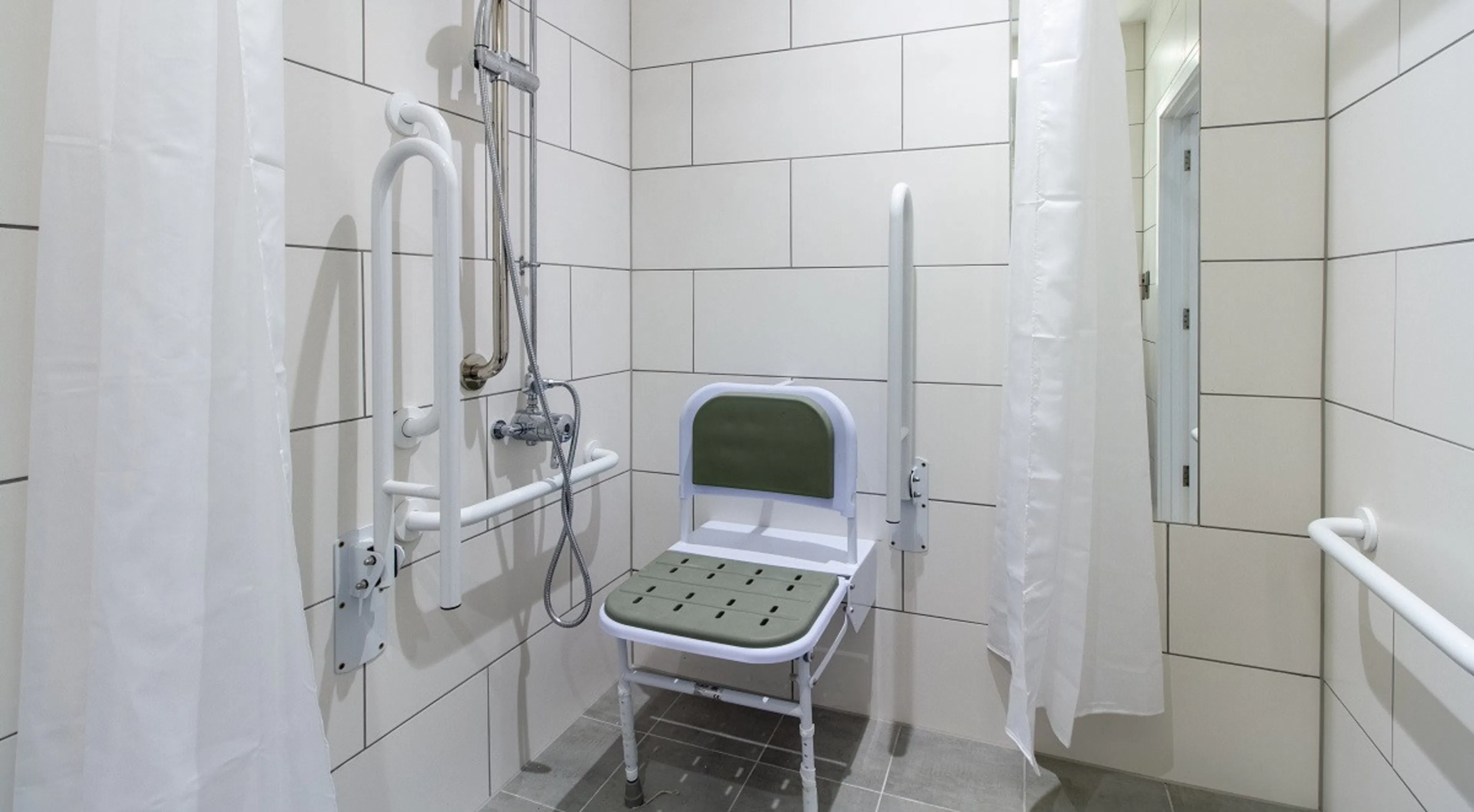 Classic accessible studio BATHROOM 2