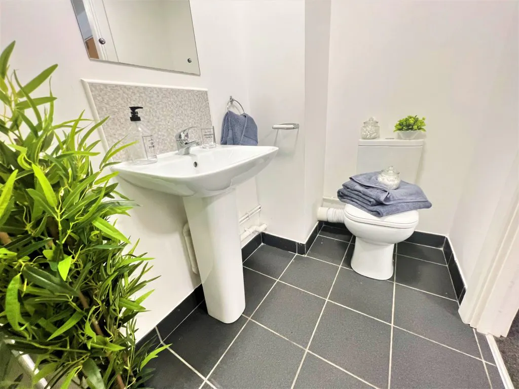 Classic En-Suite BATHROOM 3