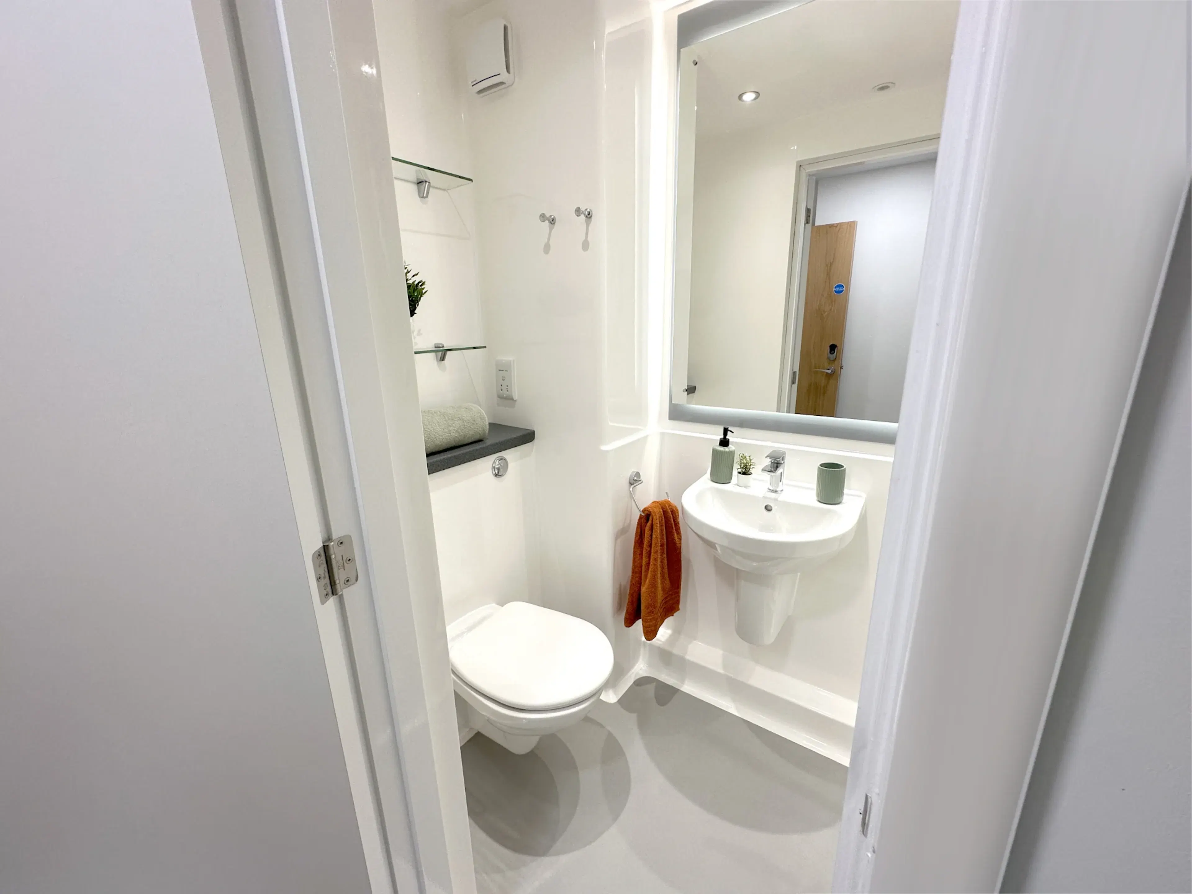 Classic En-Suite BATHROOM 2