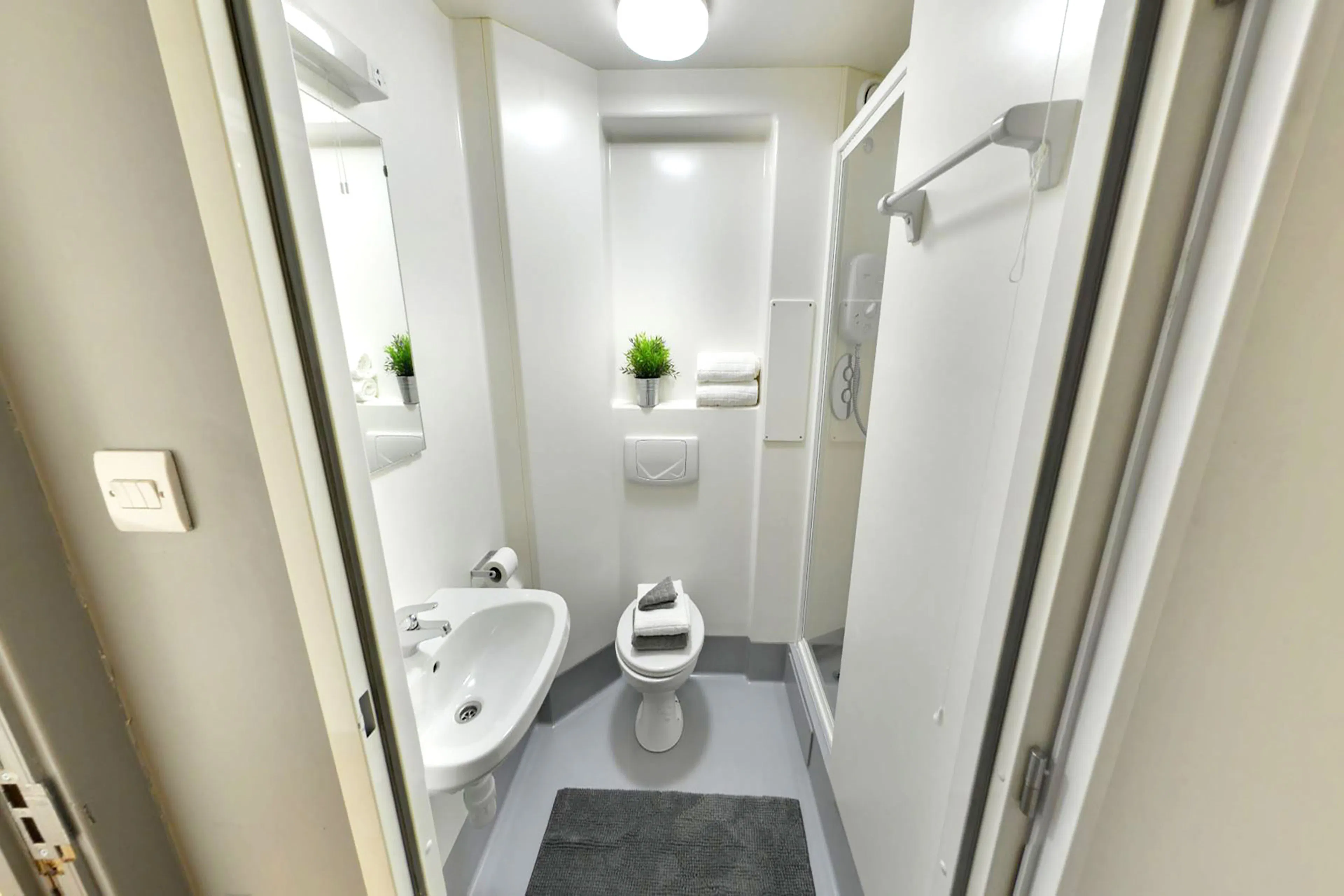 Classic Ensuite BATHROOM 2
