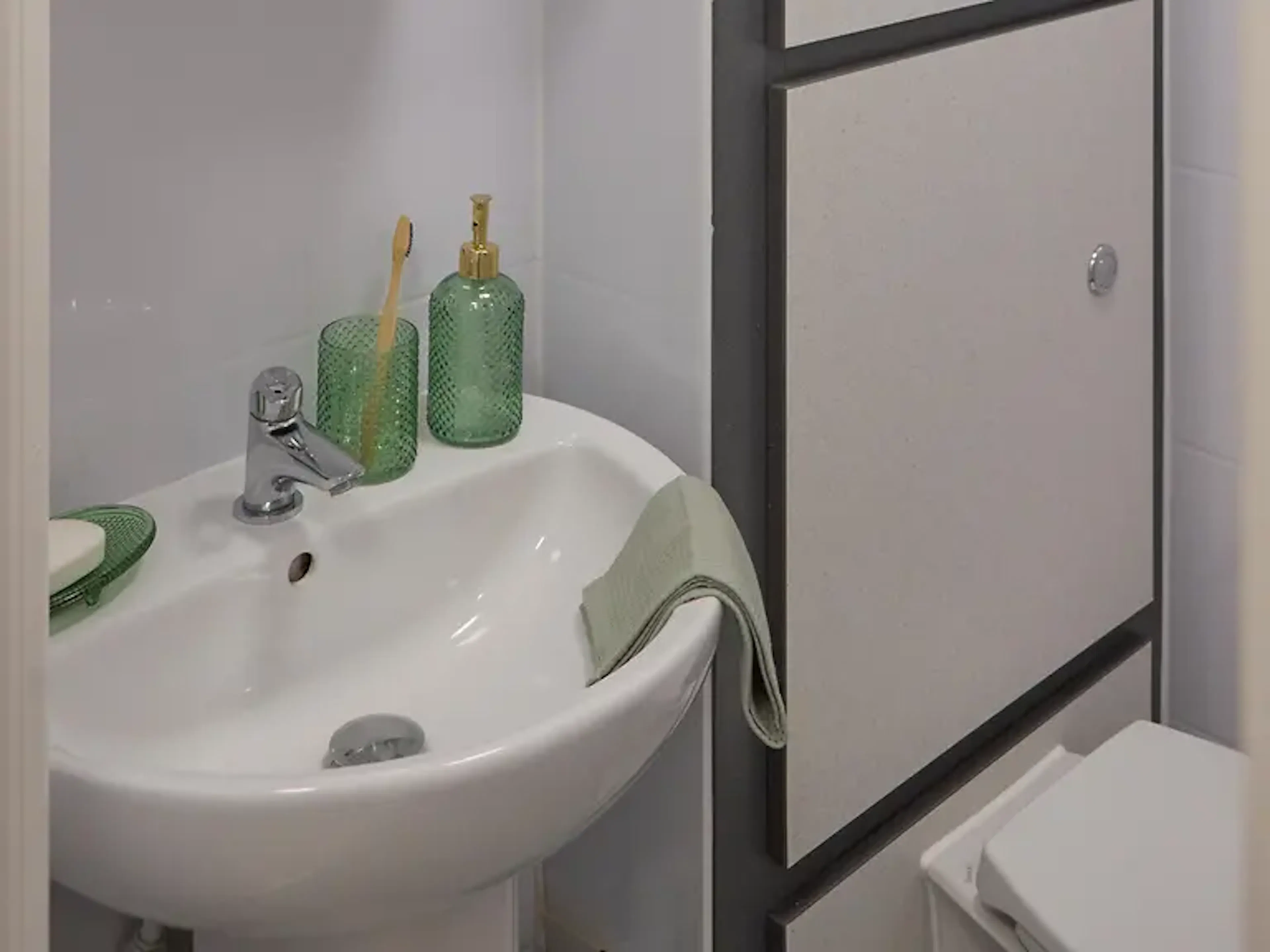 Classic Ensuite BATHROOM 2