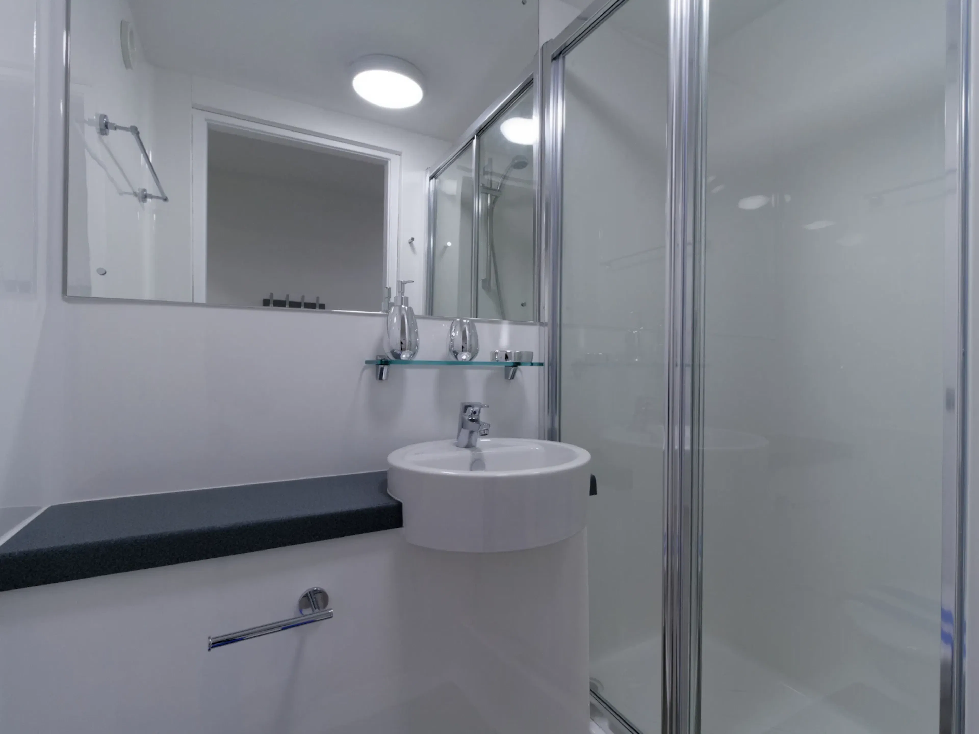 Classic En Suite BATHROOM 2