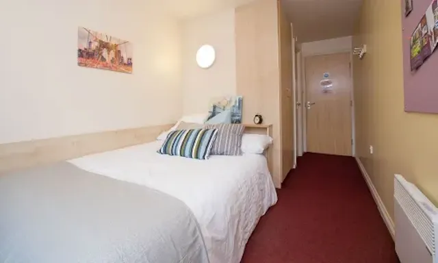 Classic Plus Ensuite room image 1