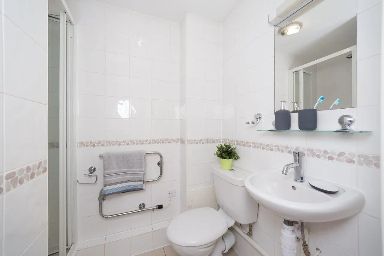 Classic Ensuite BATHROOM 3