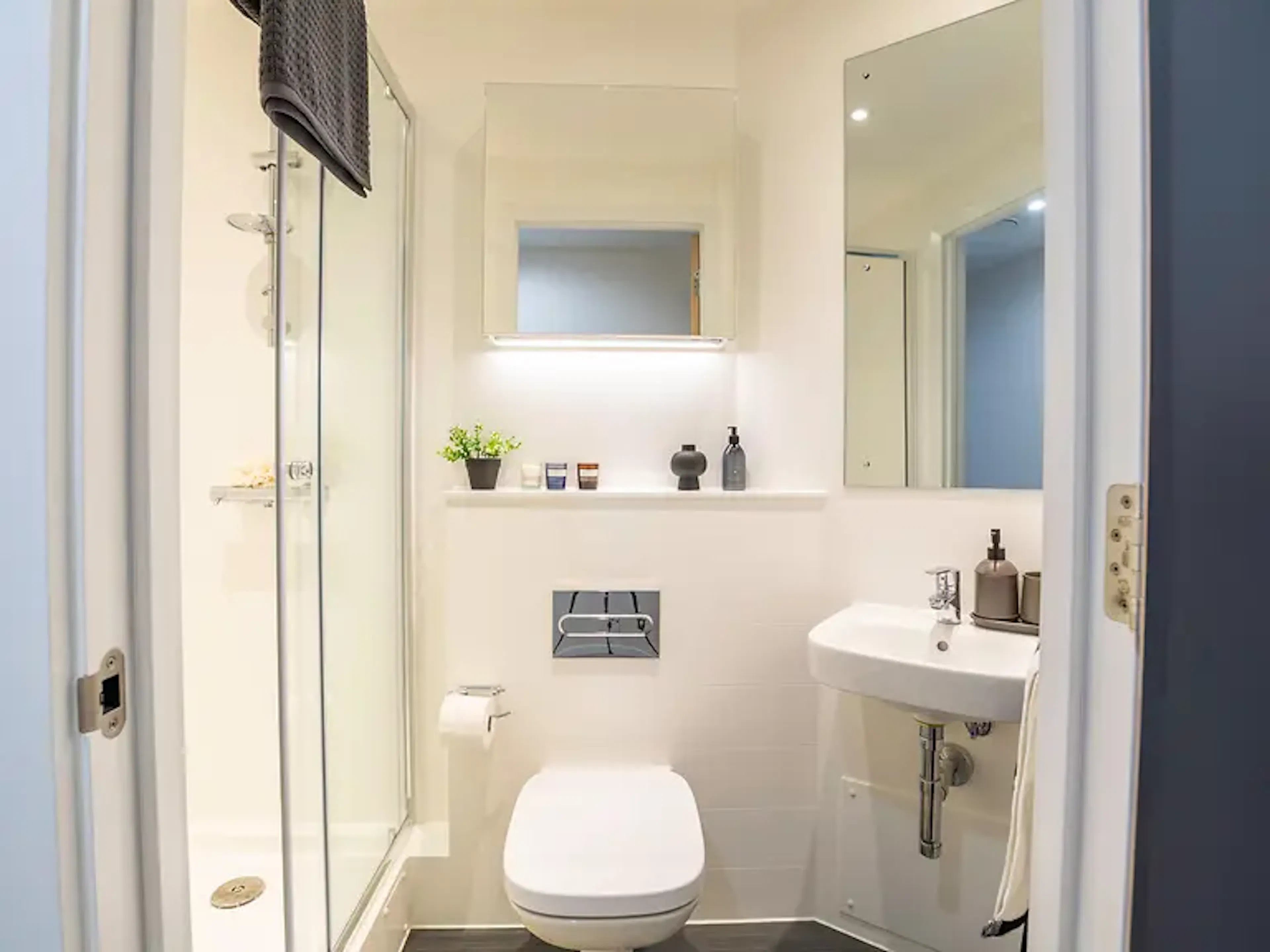 Classic Ensuite (Floors 1-12) BATHROOM 3