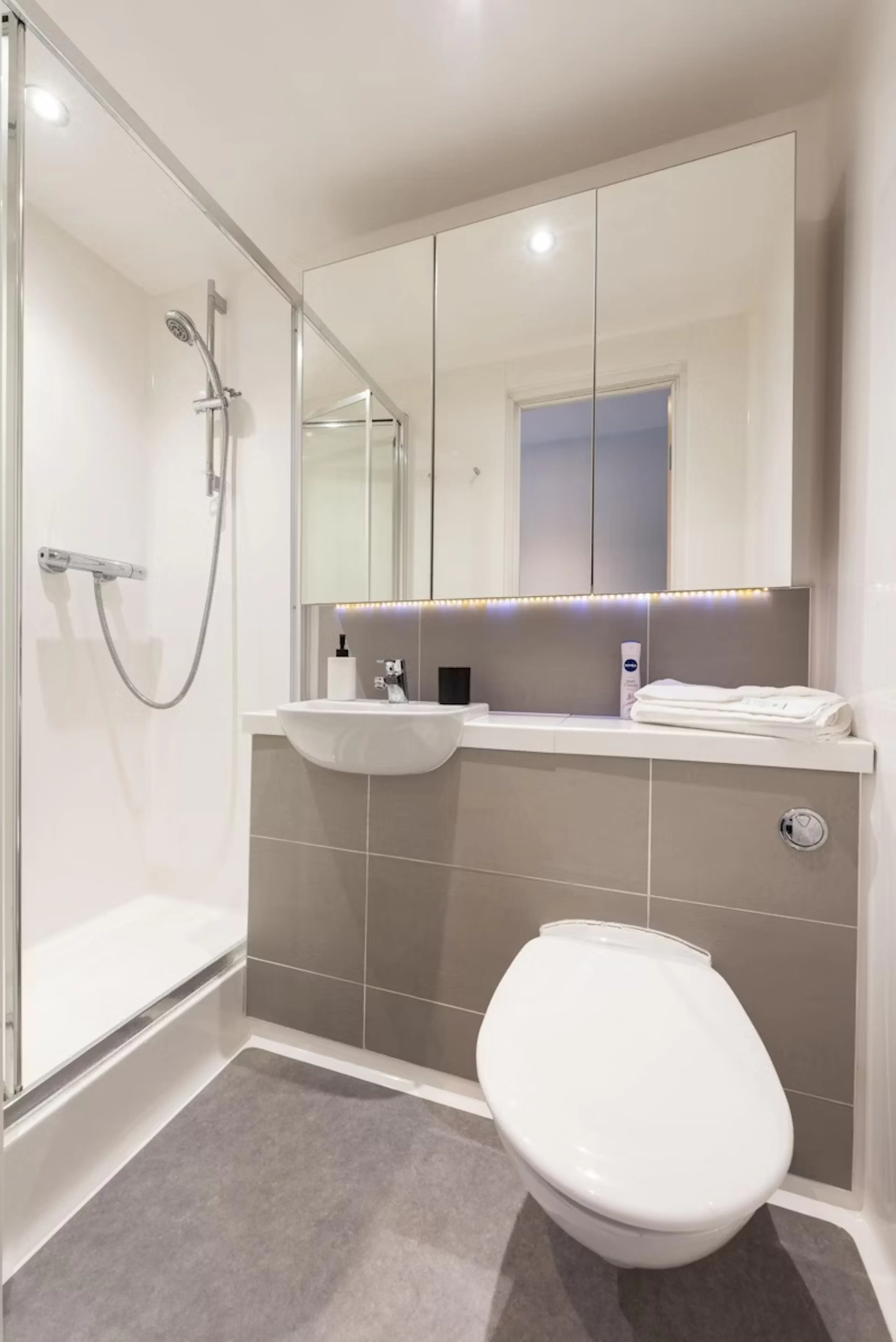 Classic Ensuite BATHROOM 1