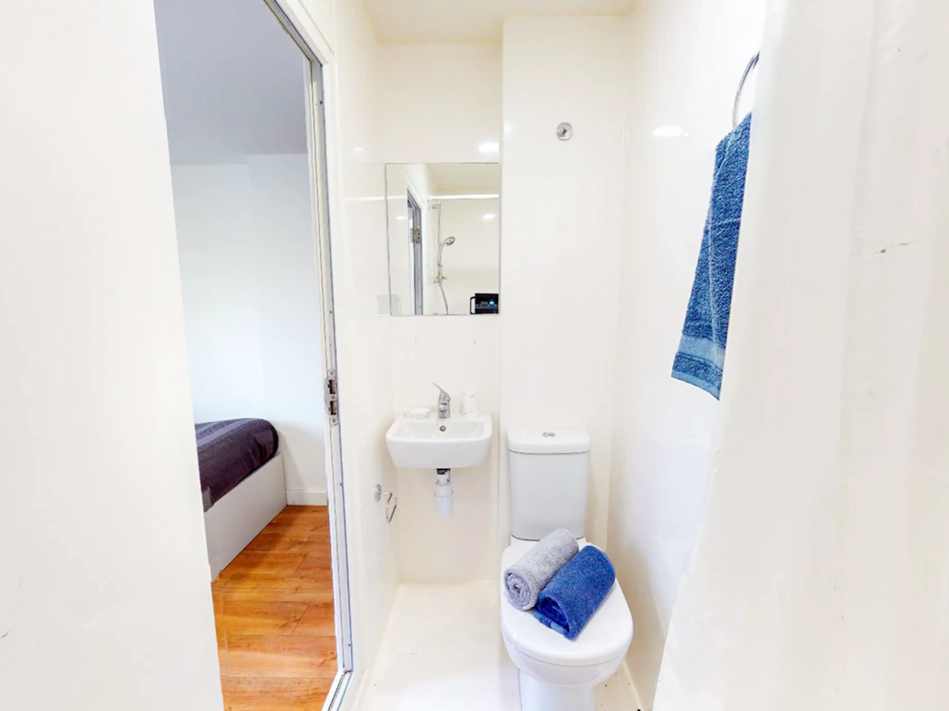 Classic Ensuite BATHROOM 1