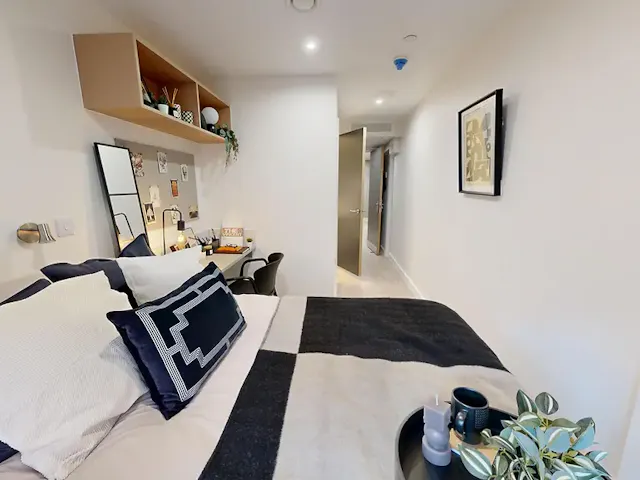 Classic Ensuite (Floors 13-25) room image 2
