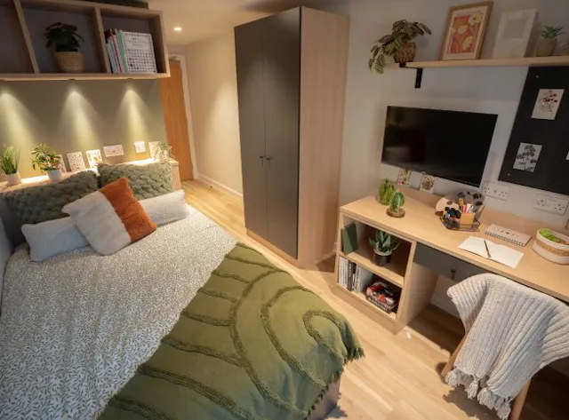 Classic Ensuite Mid Tower room image 2